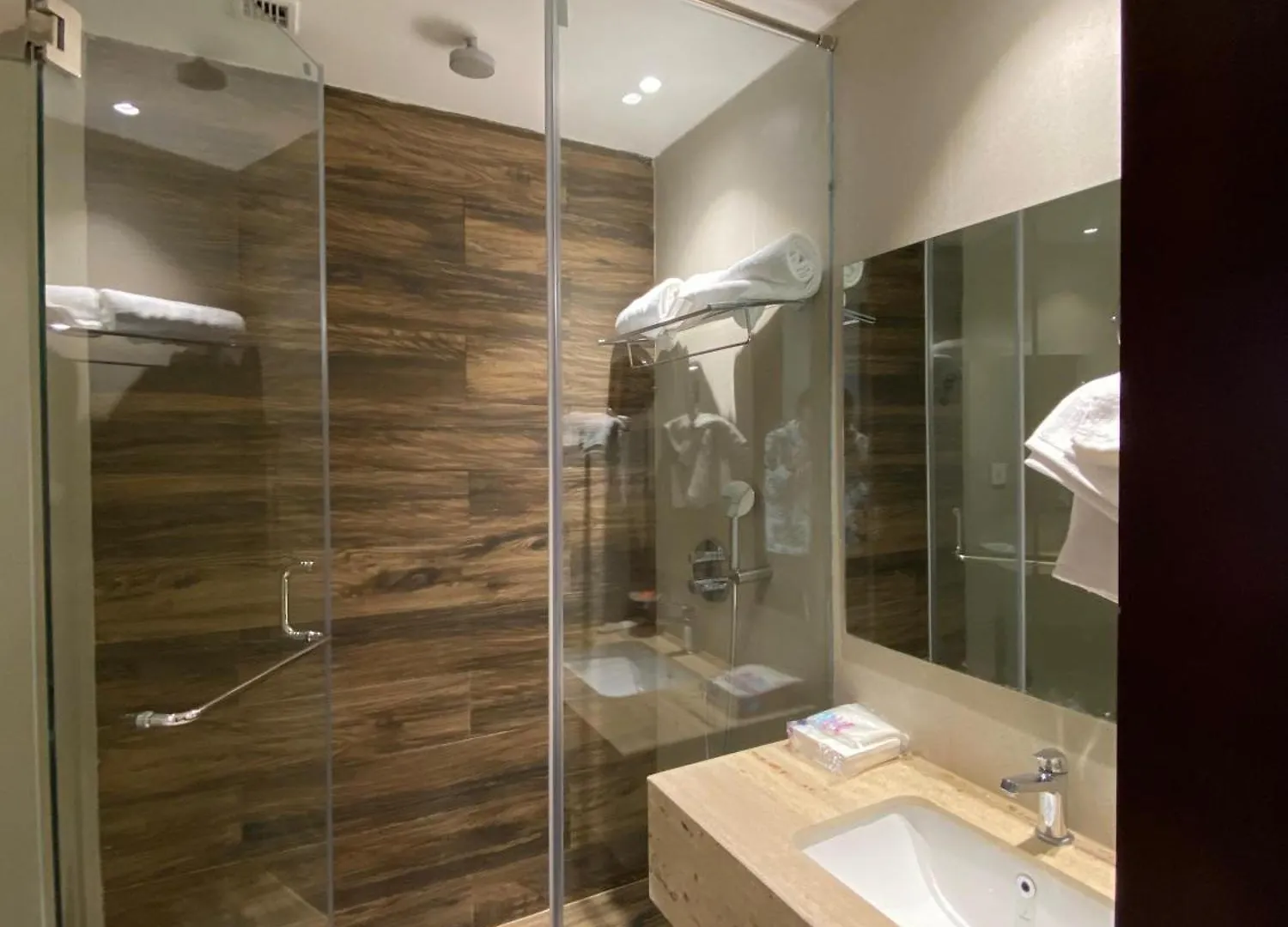 Elegant Apartment In 구르가온 0*,